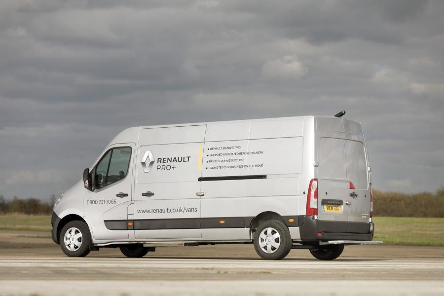  Renault Master Parcel Van 2018 года  (UK) (фото 2 из 8)